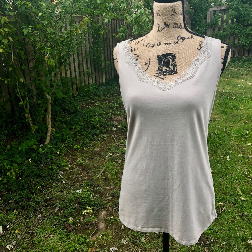 ⚜️ V Neck Tank Top with Lace Details